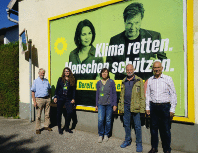 Kirchheimer Grüne vor einem Großplakat mit Annalene Baerbock und Robert Habeck
