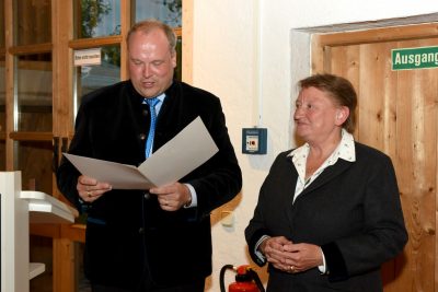 LKRSusannaEhrung1 Landrat Göbel überreicht Susanna Tausendfreund Ring und Urkunde