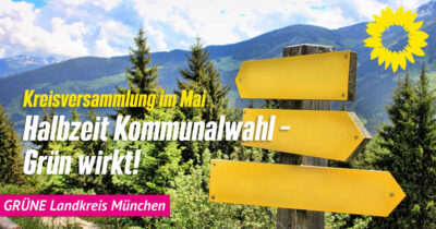 Bild mit sonniger Alpenlandschaft, leere Wegweise, darüber Schrift mit Einladung zur Kreisversammlung der Grünen München-Land