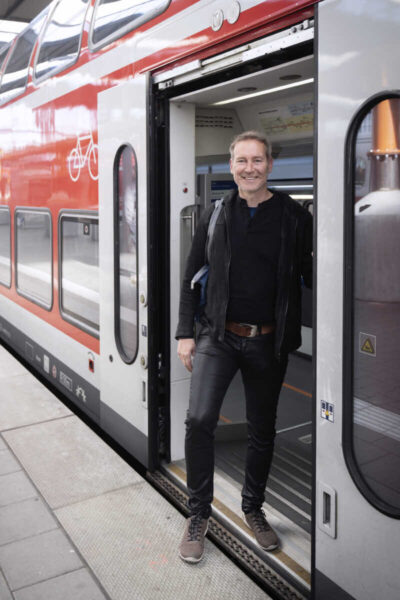 Bild von Dr. Markus Büchler in der Bahn, MdL (Bildnachweis: Lisa Hörterer)