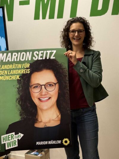 Marion mit ihrem Plakat