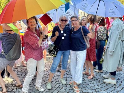 Gruppenfoto 3 Omas mit Regenschirm