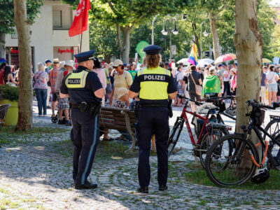 2 Polizisten vor Demo