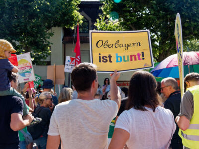 Demo-Fotos mit Schild
